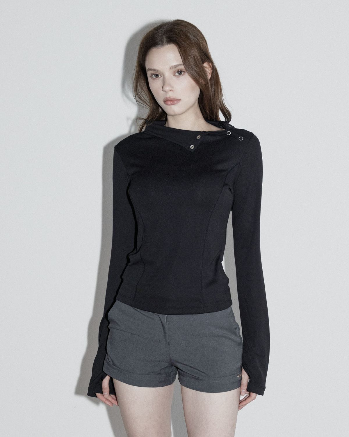 매고렌 서울(MAGORENSEOUL) 사선 버튼 롱슬리브 블랙