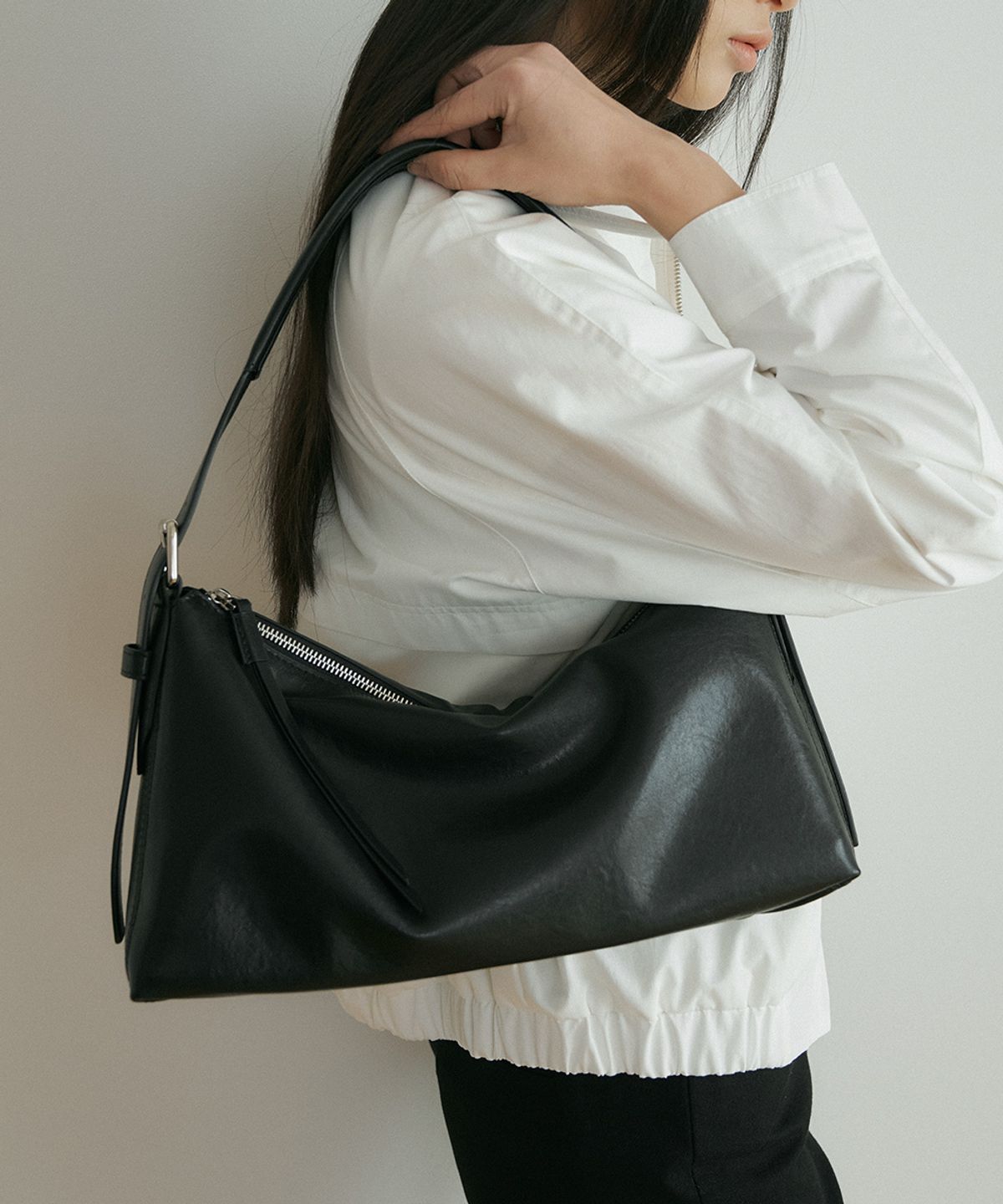 링서울(LINGSEOUL) cow leather buckle medium shoulder bag-black