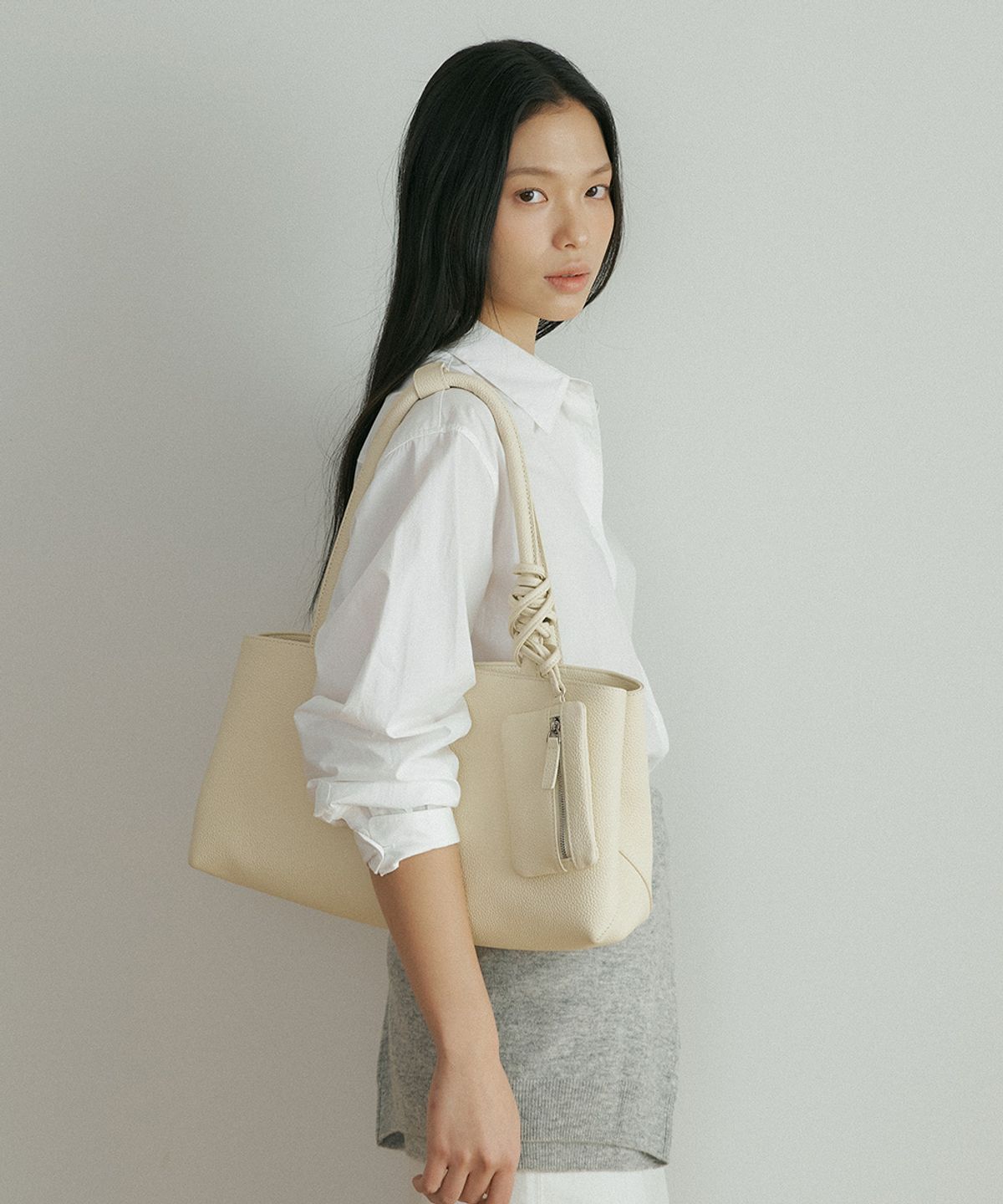 링서울(LINGSEOUL) cow leather wide shoulder bag-cream