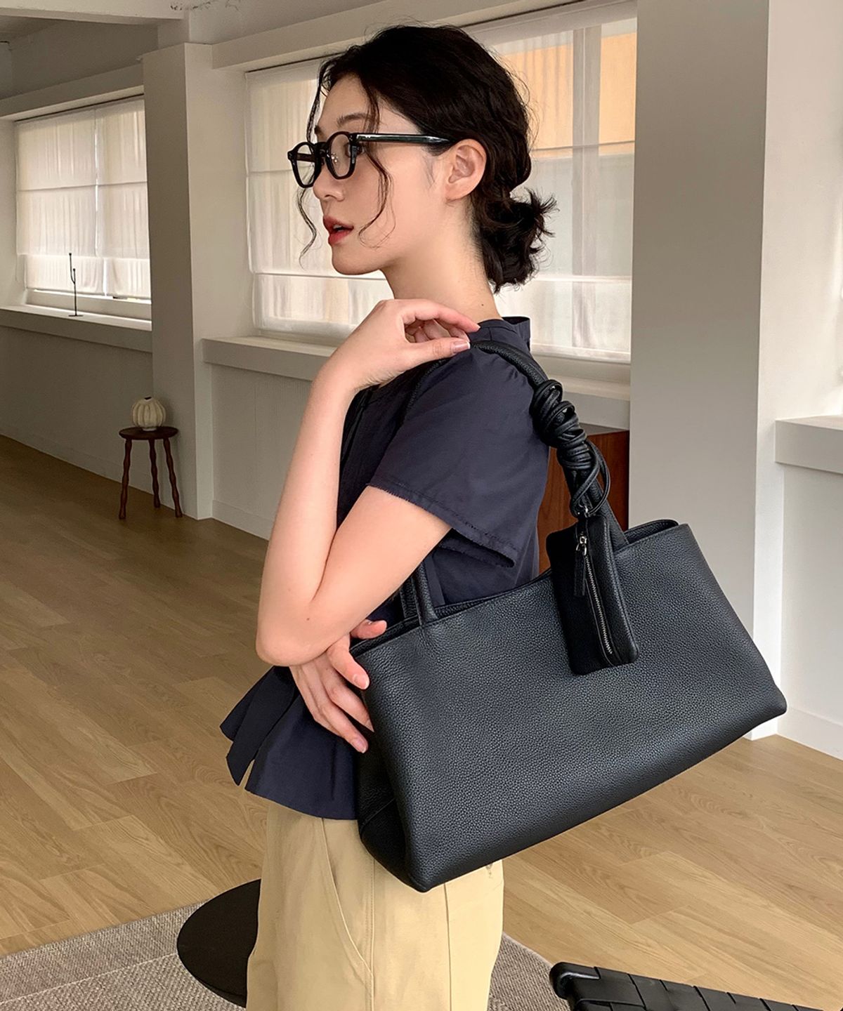 링서울(LINGSEOUL) cow leather wide shoulder bag-black