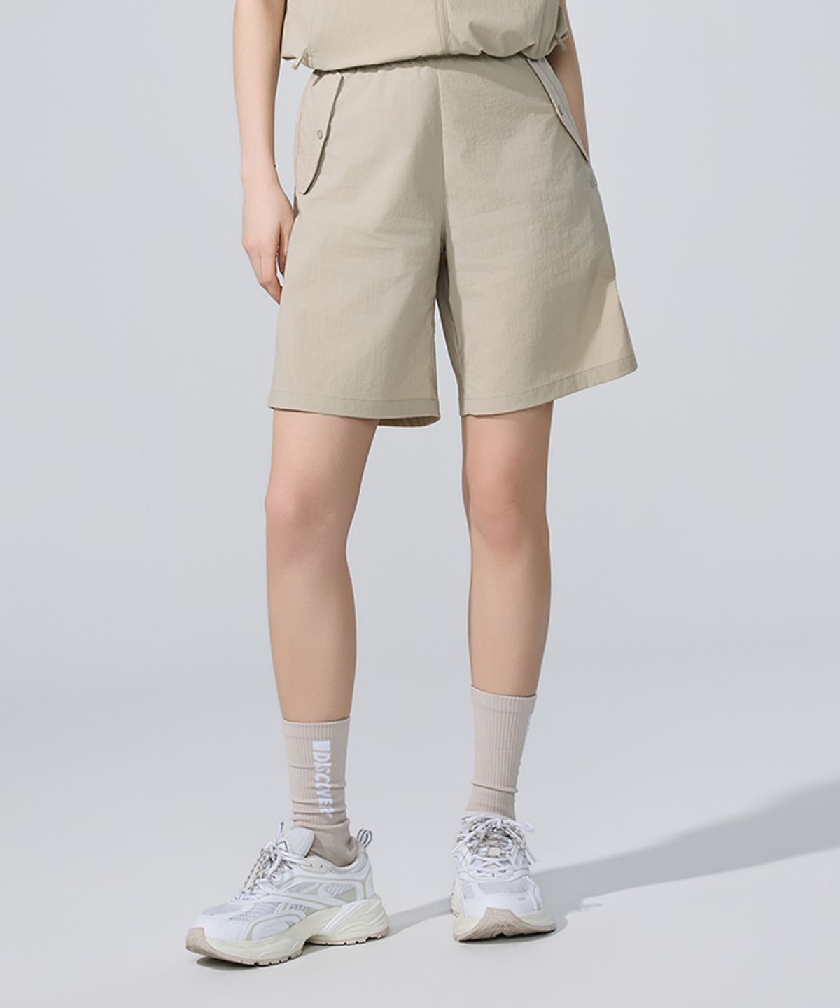 디스커버리 익스페디션(DISCOVERY EXPEDITION) 여성 프레시벤트 경량 우븐 트레이닝 4.5부 쇼츠 (BEIGE2)
