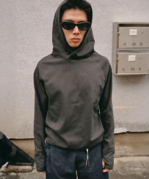 핑거 홀 후드 롱 슬리브 [차콜]