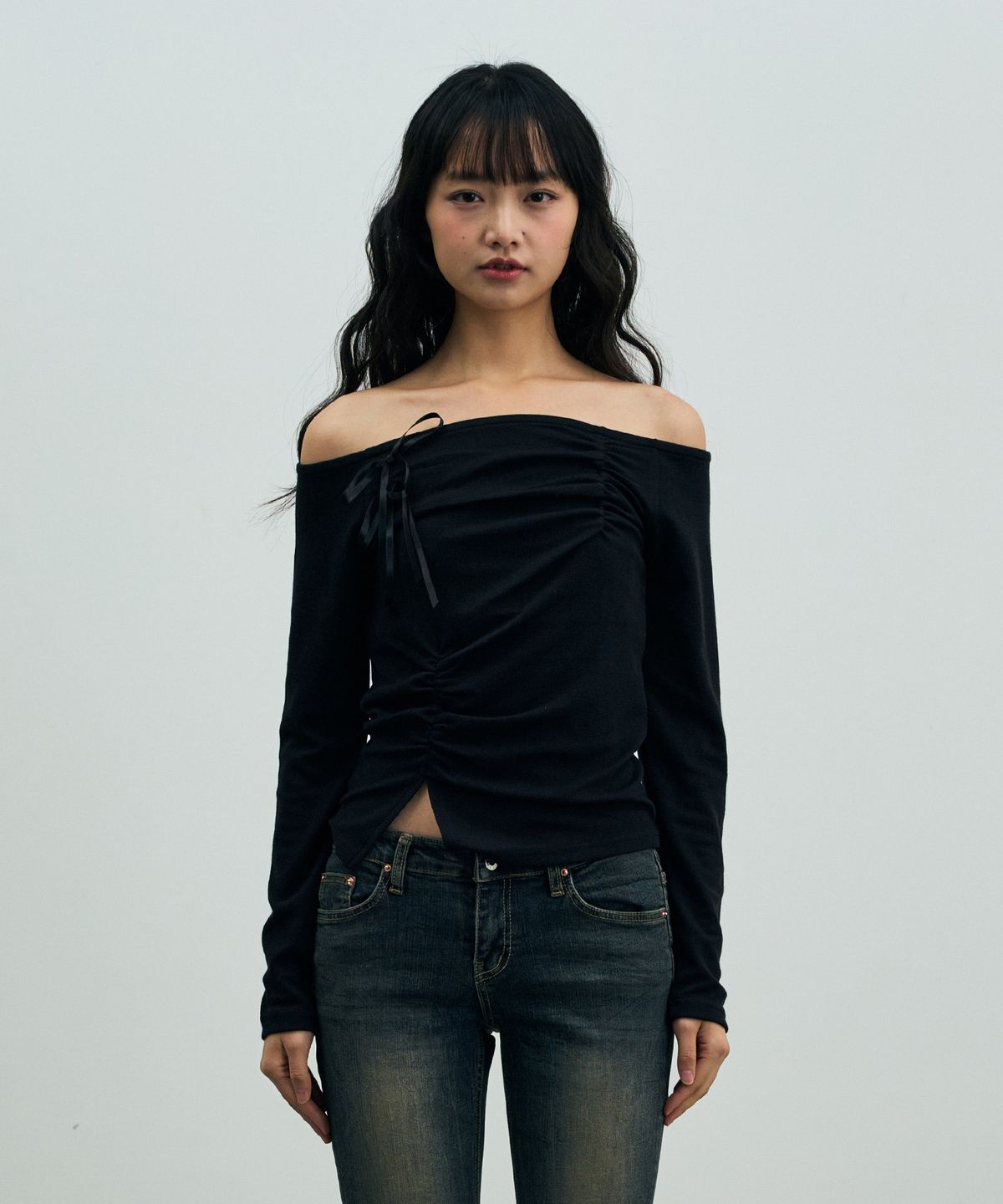 아리킴(ARIKIM) CLAIRE TWO-SHIRRING OFF-SHOULDER TOP / BLACK
