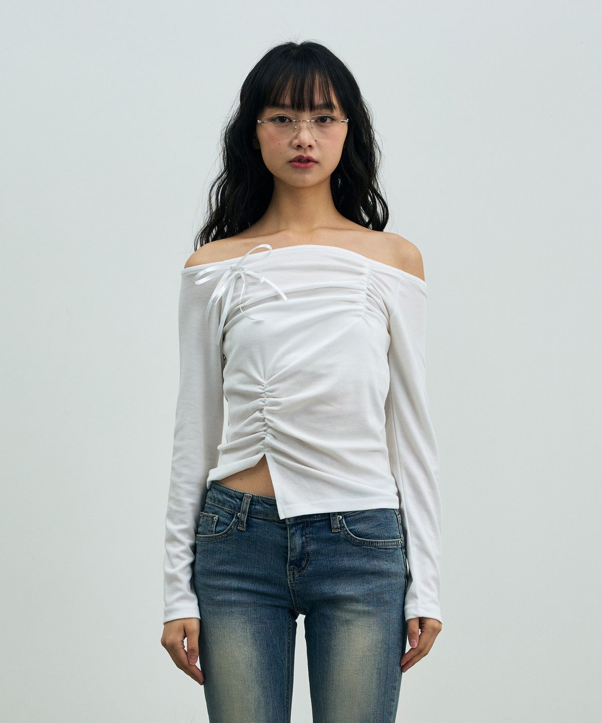 아리킴(ARIKIM) CLAIRE TWO-SHIRRING OFF-SHOULDER TOP / WHITE