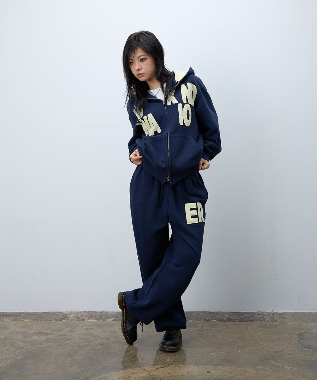이이이알알알(EEERRR) ER waffle applique long sweat pants (Navy)