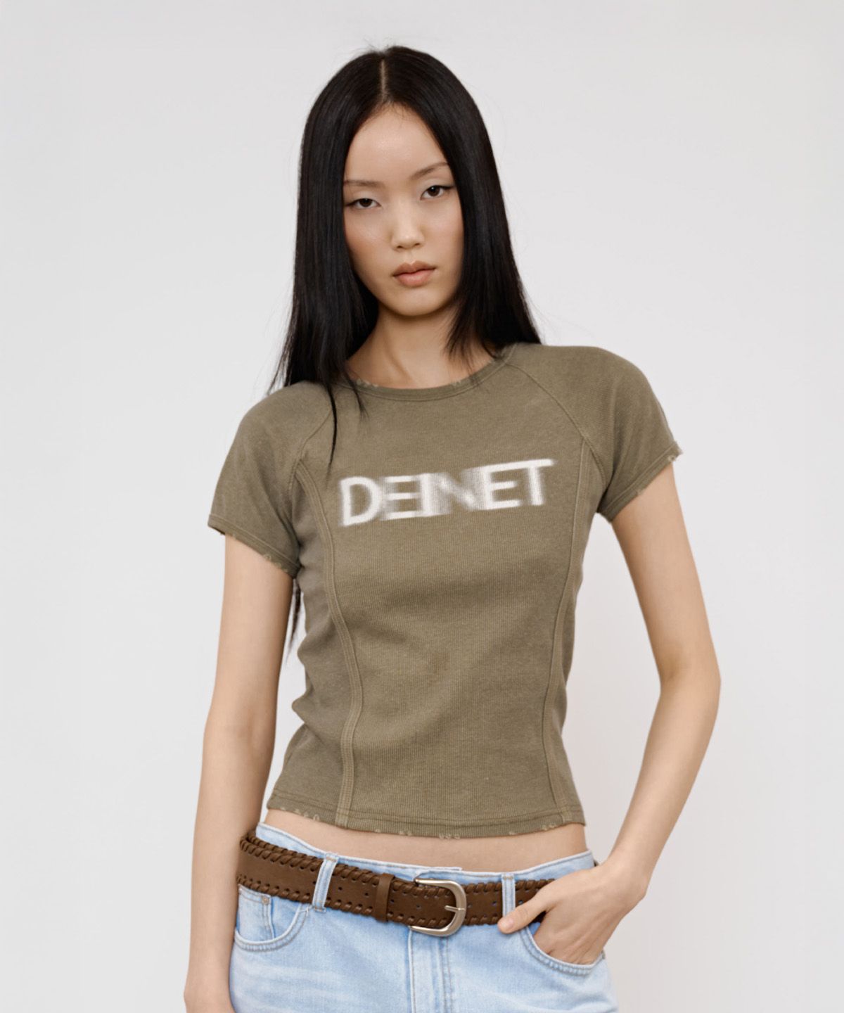 다이닛(DEINET) PIGMENT LOGO T-SHIRT IN KHAKI