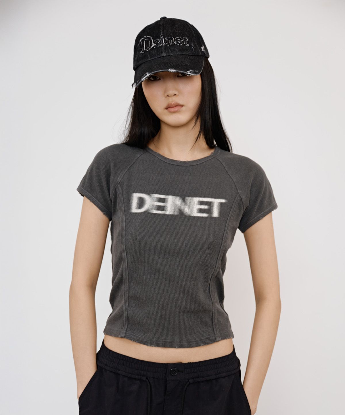 다이닛(DEINET) PIGMENT LOGO T-SHIRT IN CHARCOAL