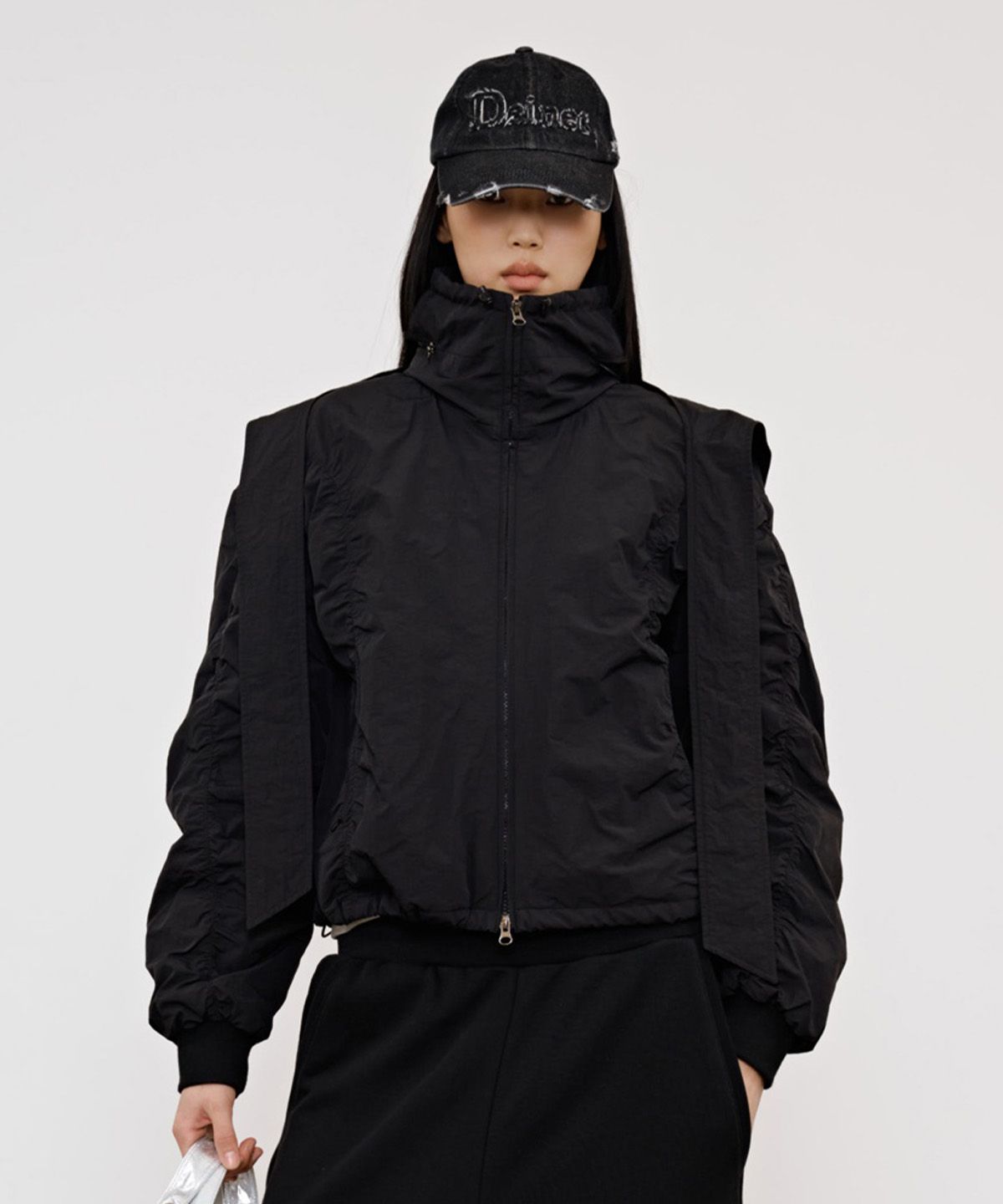 다이닛(DEINET) PARKA RING HOODED CROPPED JUMPER IN BLACK