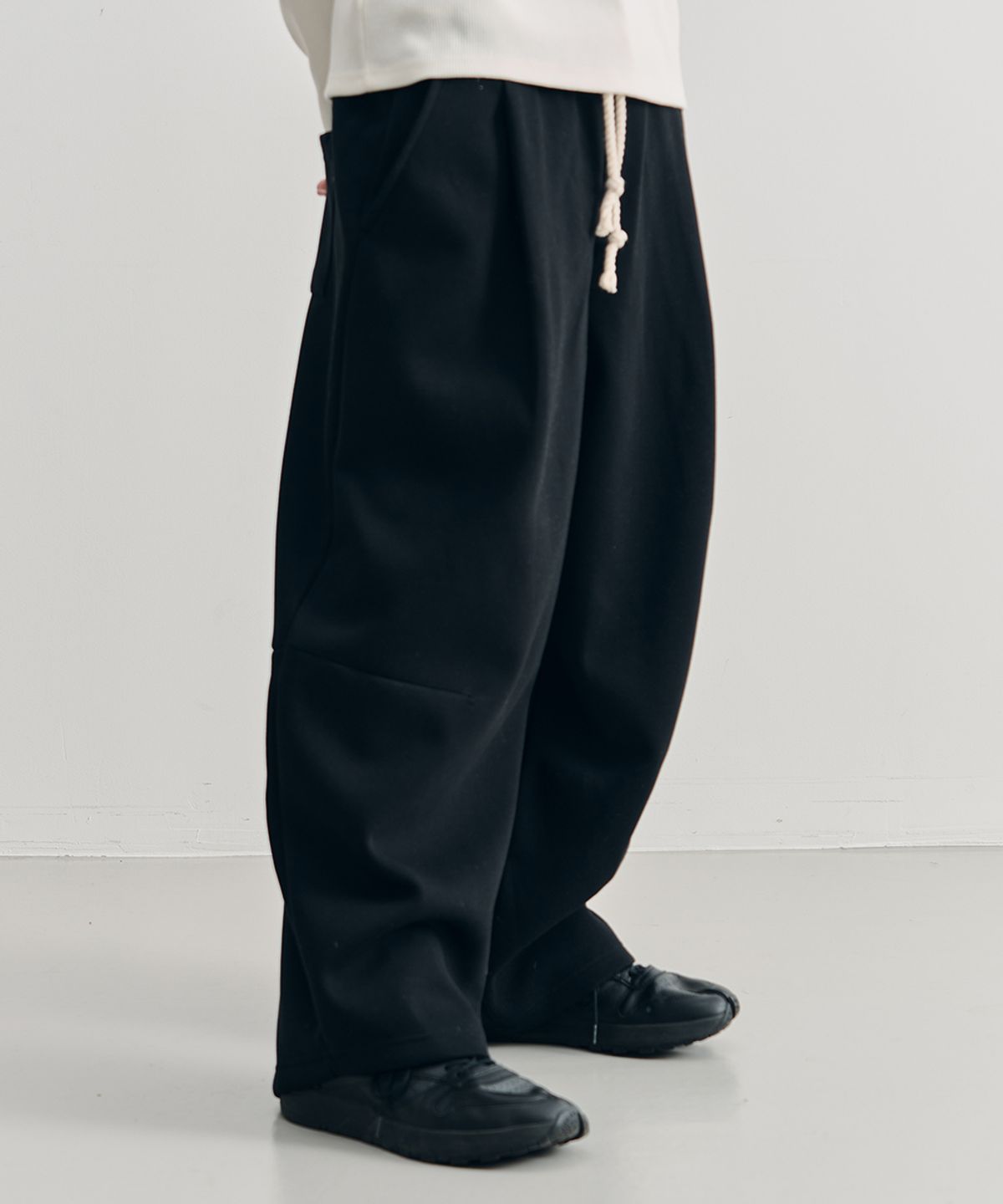 어레이드(ARRAYED) 컴바인 커브드 다트 스웻 팬츠 [BLACK]
