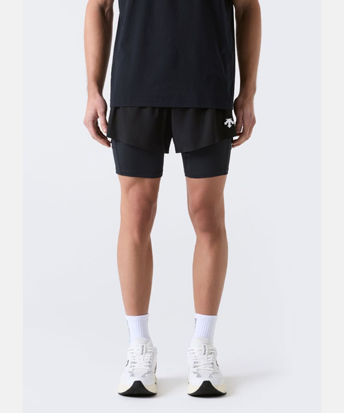 데상트(DESCENTE) 트레이닝 4인치 레깅스 일체형 쇼츠 블랙 SR121THP15