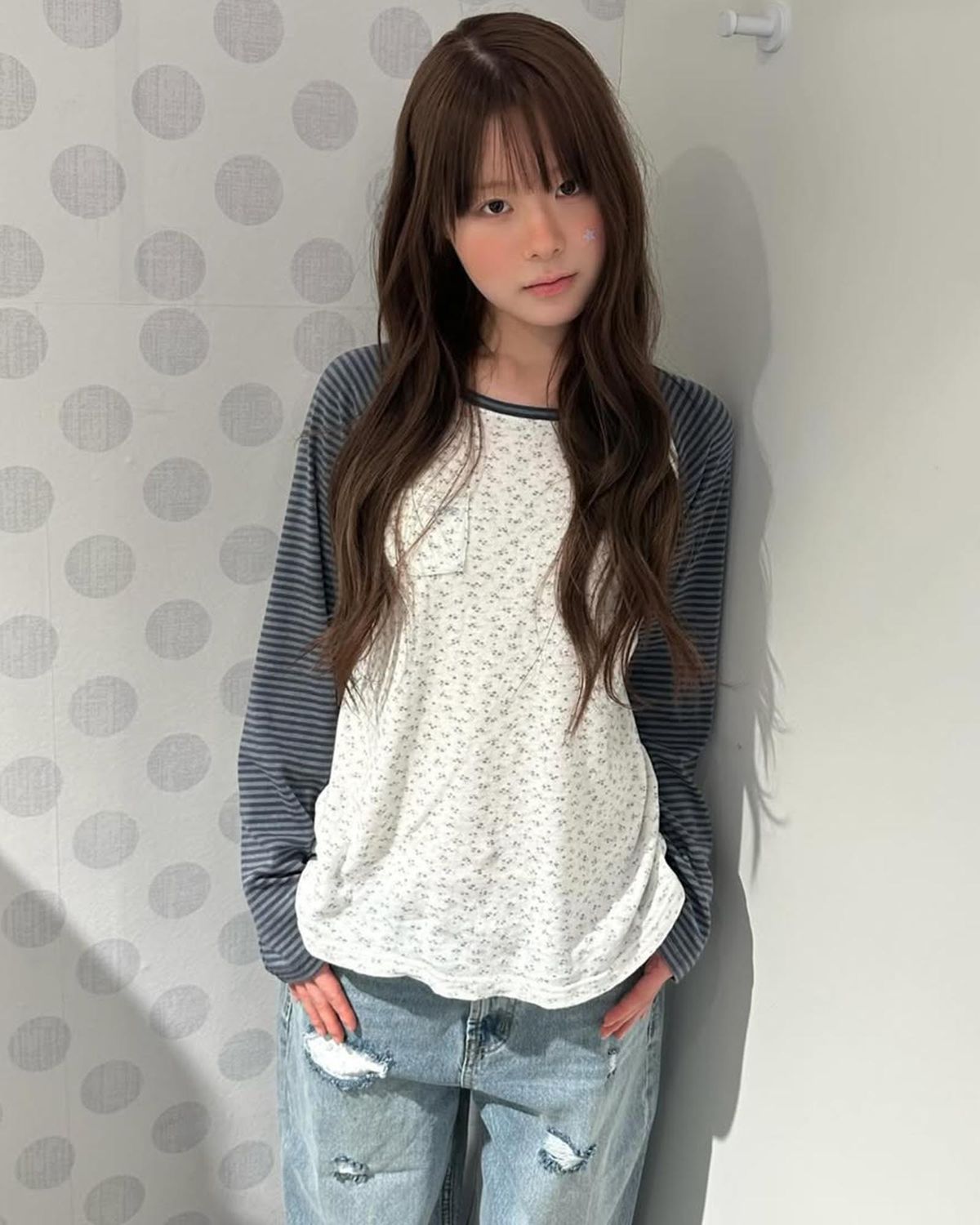 에이이에이이(AEAE) COZY FLOWER RAGLAN LONG SLEEVE [CHARCOAL]