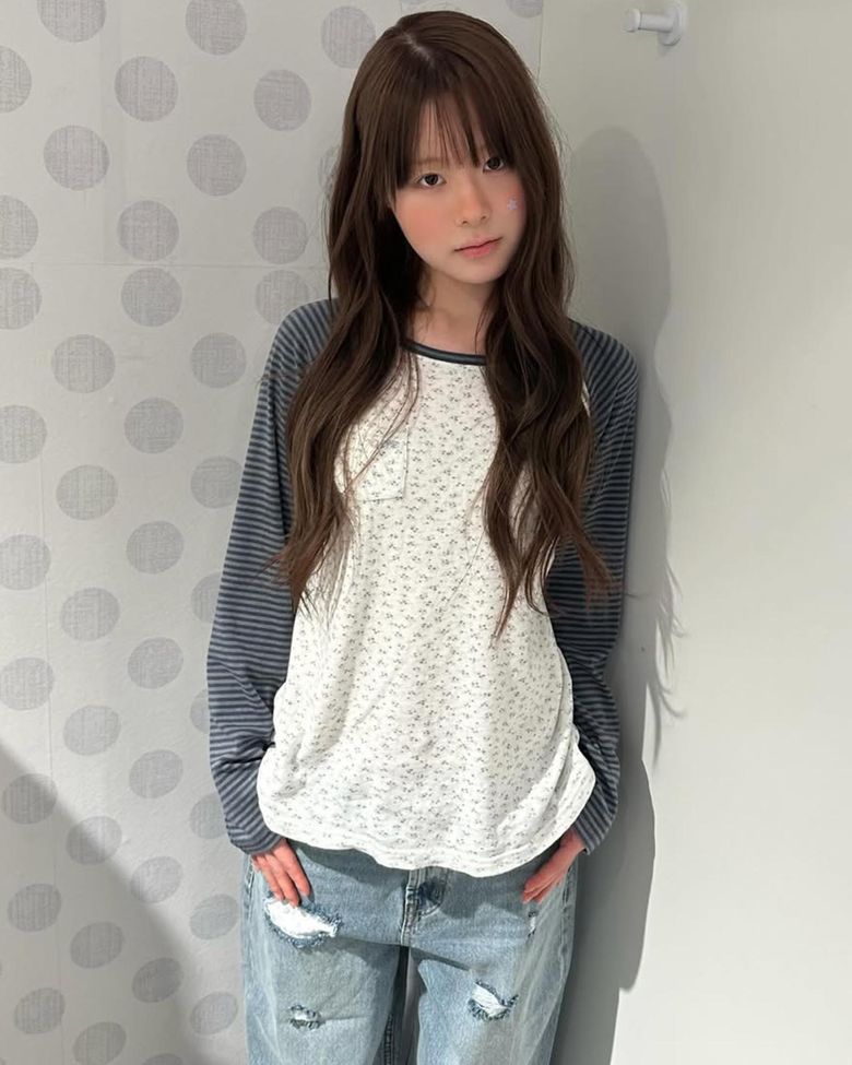 COZY FLOWER RAGLAN LONG SLEEVE [CHARCOAL]