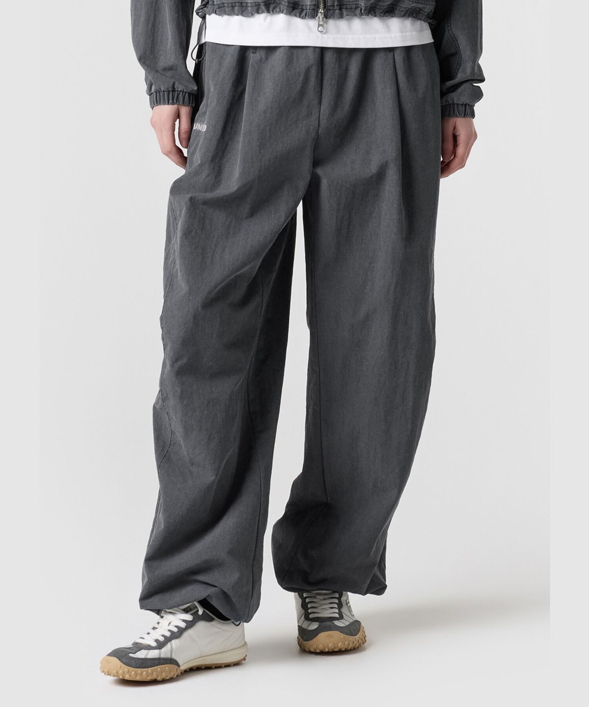 엄브로(UMBRO) HBL 엄그레이 워싱 파라슈트 와이드 조거 2WAY 팬츠 차콜 UR123CPT21