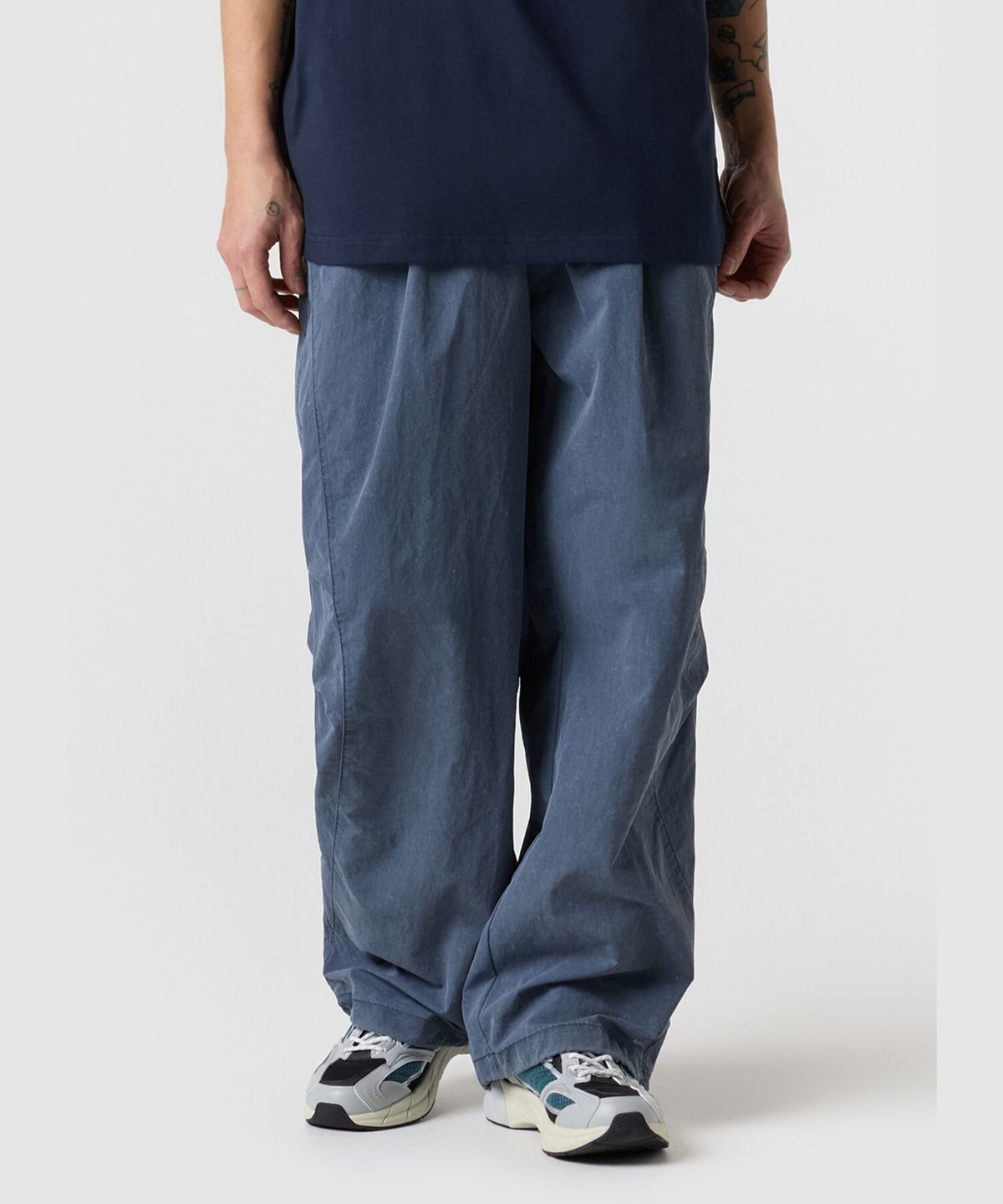 엄브로(UMBRO) HBL 엄그레이 워싱 파라슈트 와이드 조거 2WAY 팬츠 블루 UR123CPT21