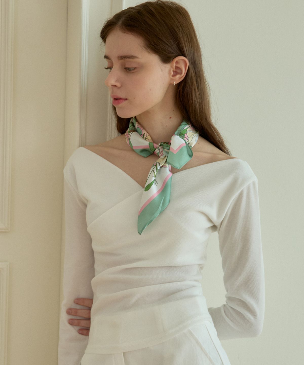 힐리오트(HEALIOTE) WRAP V OFF-SHOULDER T-SHIRT_IVORY