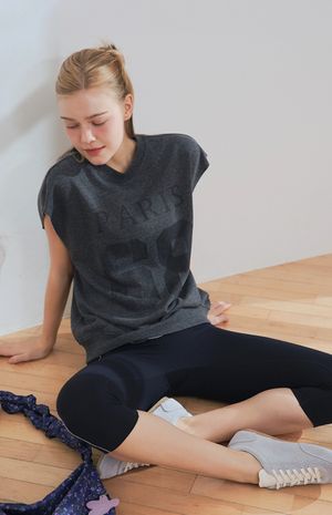 [26SS] 워시드 그래픽 슬리브리스 맨투맨 HTWTP6I02T