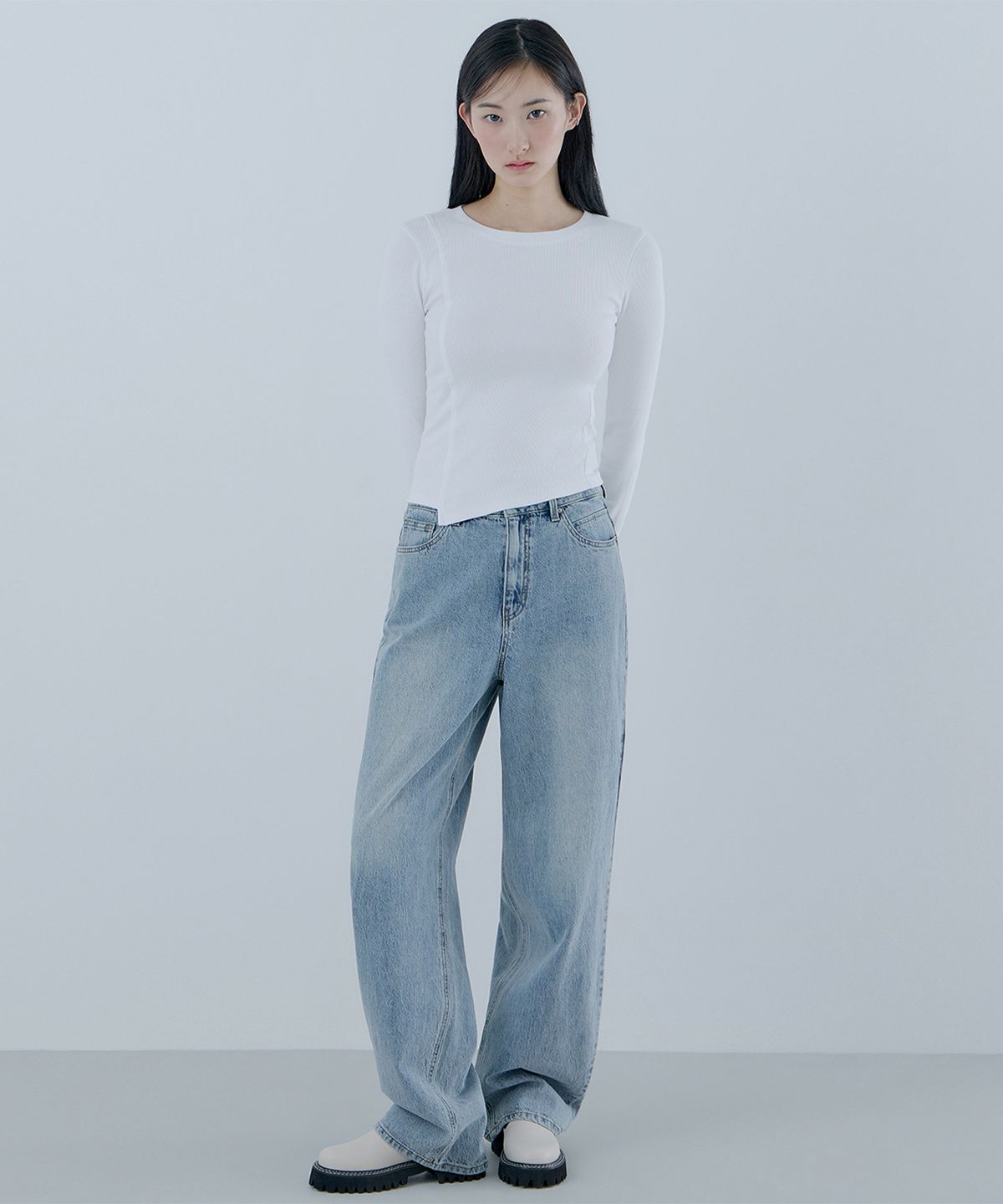 게스(GUESS) 1color MBL톤 와이드 배럴핏 데님 OQ1D5105
