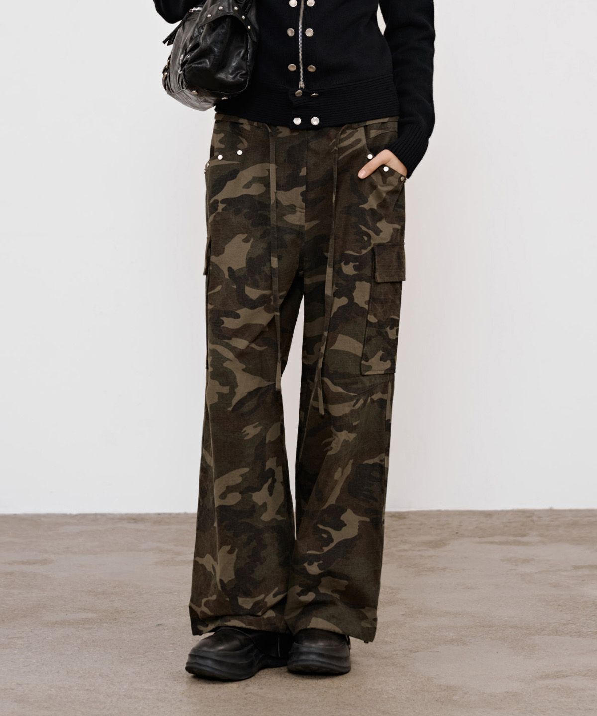 다이닛(DEINET) STUD CAMO PANTS IN KHAKI