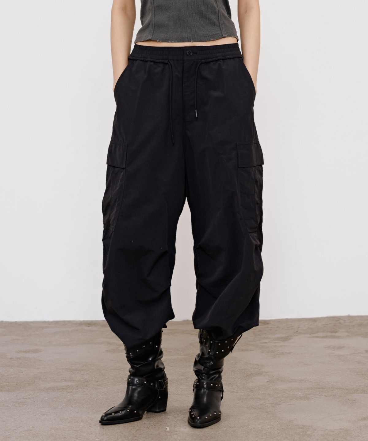 다이닛(DEINET) PARASUIT TUNNEL CARGO PANTS IN BLACK
