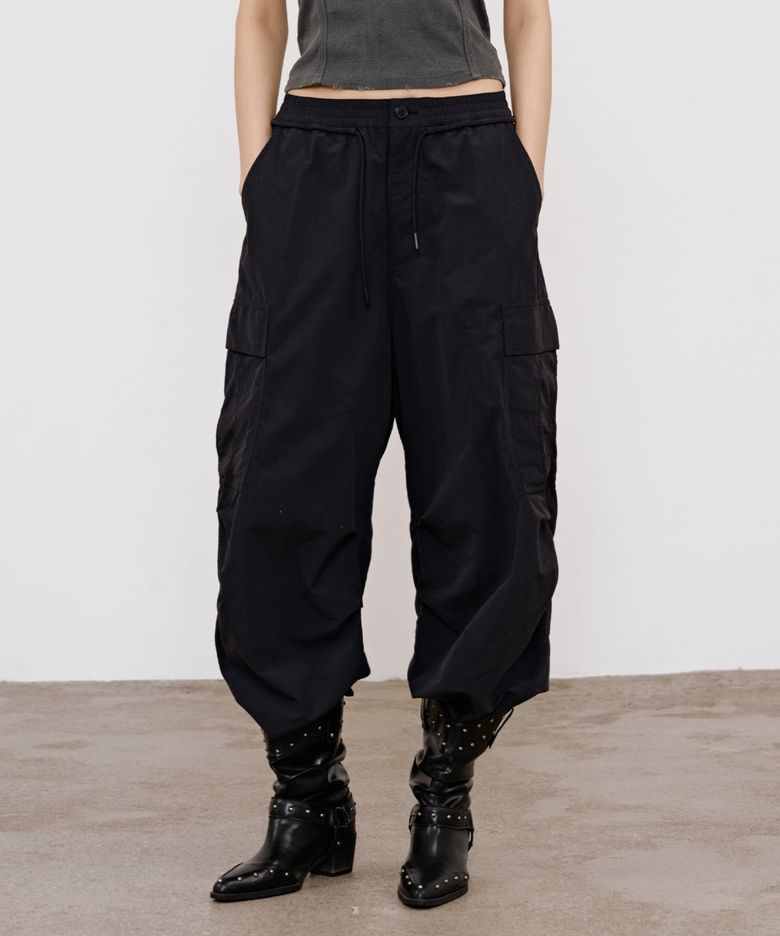 PARASUIT TUNNEL CARGO PANTS IN BLACK
