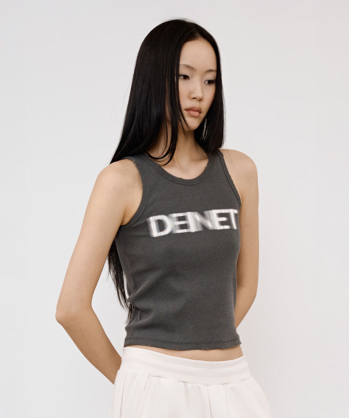 다이닛(DEINET) GRAPHIC SLEEVELESS IN CHARCOAL