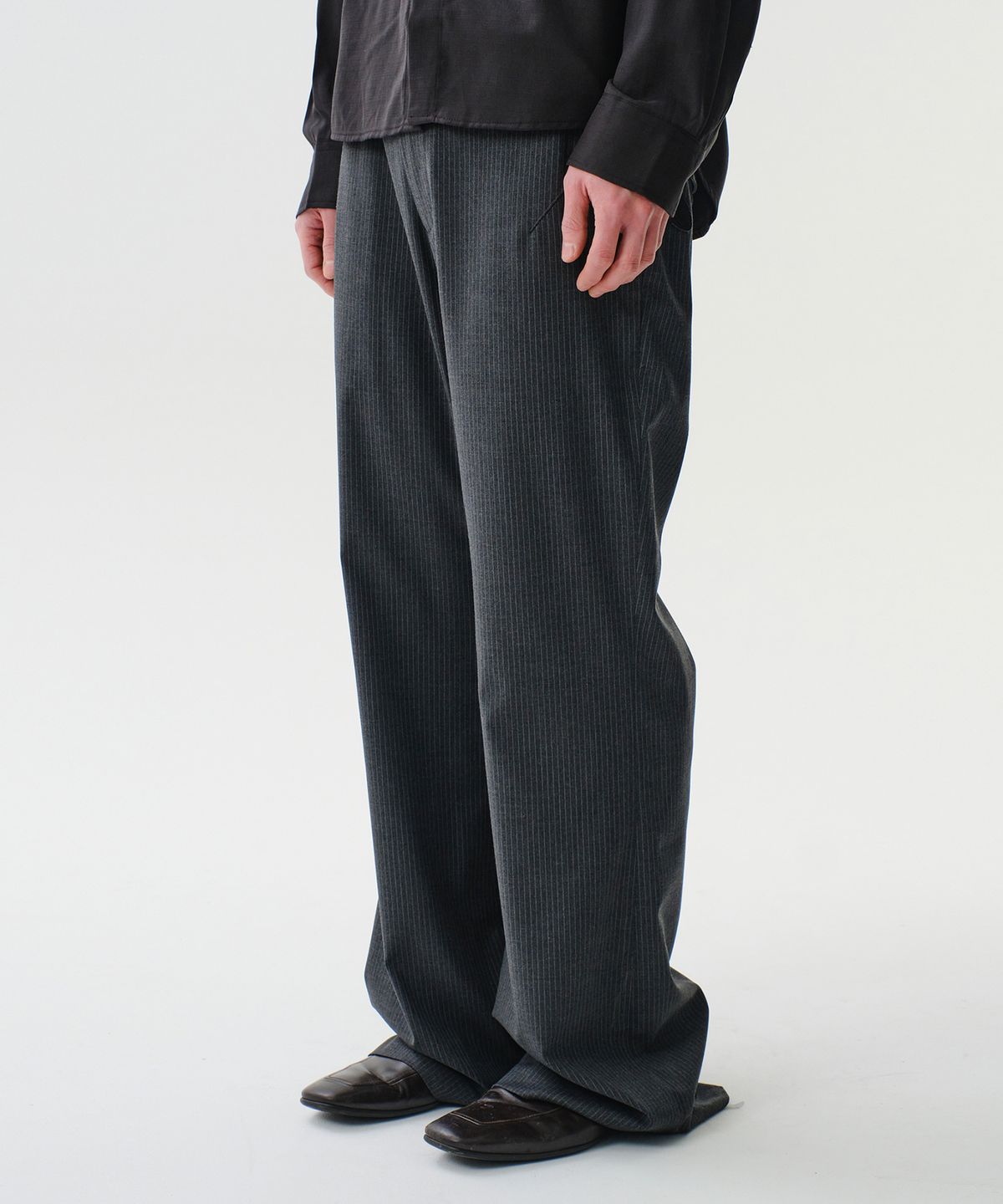 다이브인(DIVEIN) LOUNGE PIN STRIPE FLARE PANTS (CHARCOAL)
