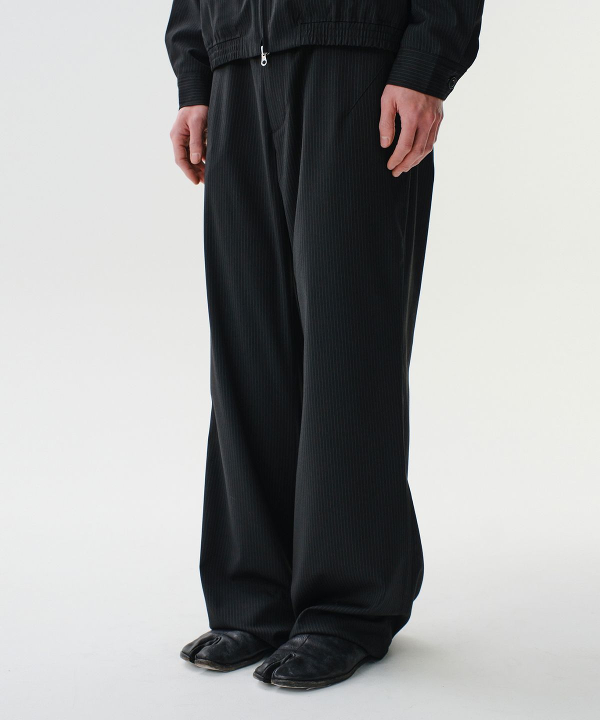 다이브인(DIVEIN) LOUNGE PIN STRIPE FLARE PANTS (BLACK)
