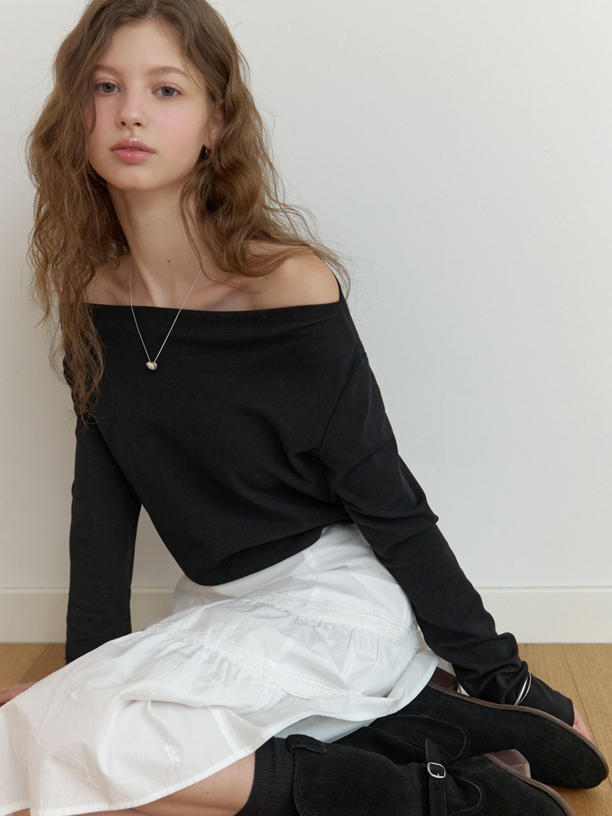 리엘(RE L) Dona off shoulder t-shirt (black)