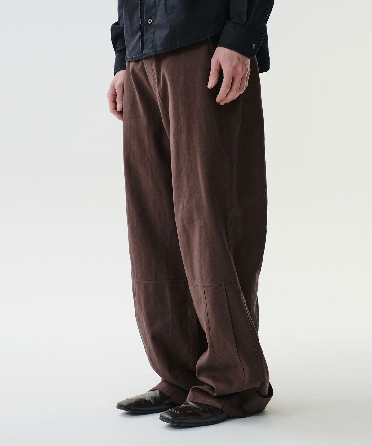 다이브인(DIVEIN) SEMI WIDE BUTTON HEM TROUSERS (BROWN)