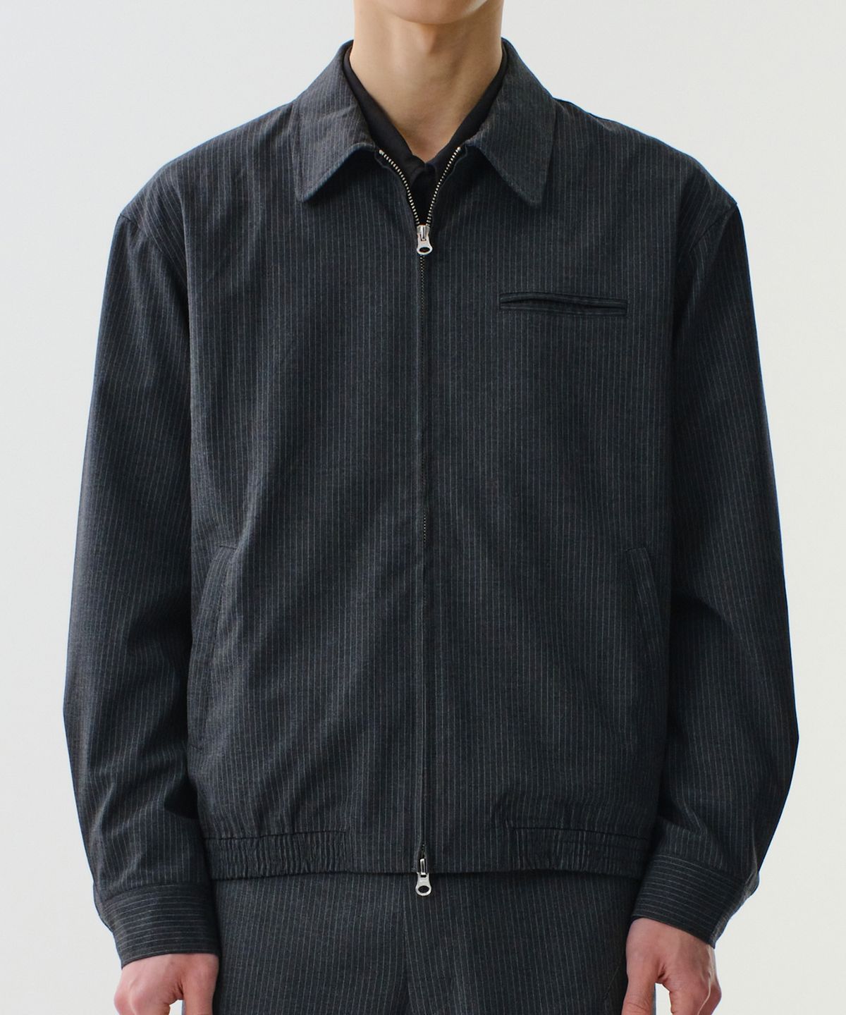 다이브인(DIVEIN) LOUNGE PIN STRIPE BLOUSON (CHARCOAL)