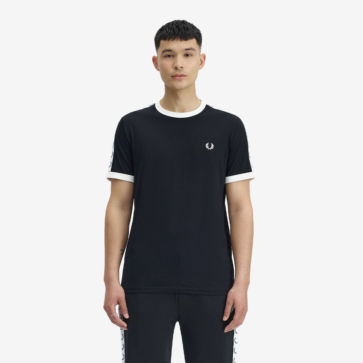 프레드페리(FRED PERRY) [Baseline] 테잎 링어 티셔츠 - 블랙 AFPM2G94620-102