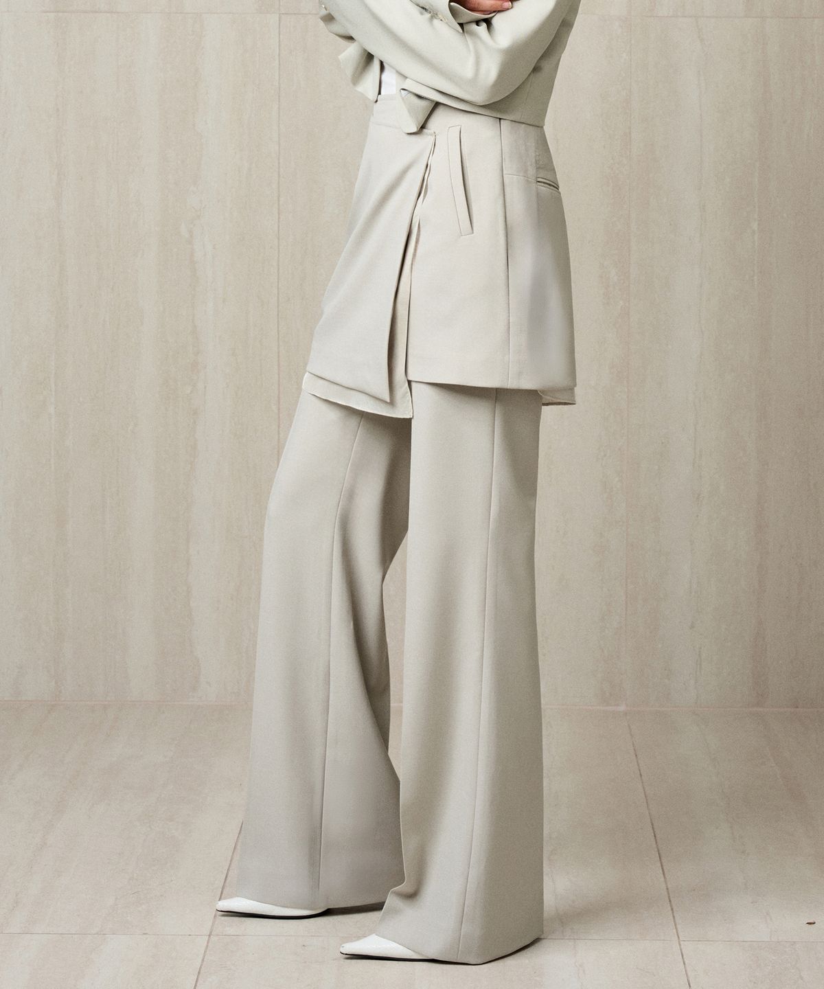 리이(RE RHEE) TAILORED SKIRTED TROUSERS BASIL CREAM