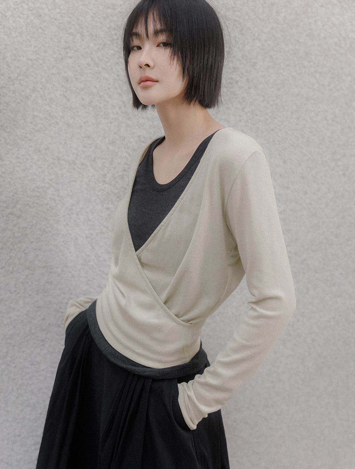 메무아(MEMUA) 시엔즈 랩 드레이프 탑(베이지)