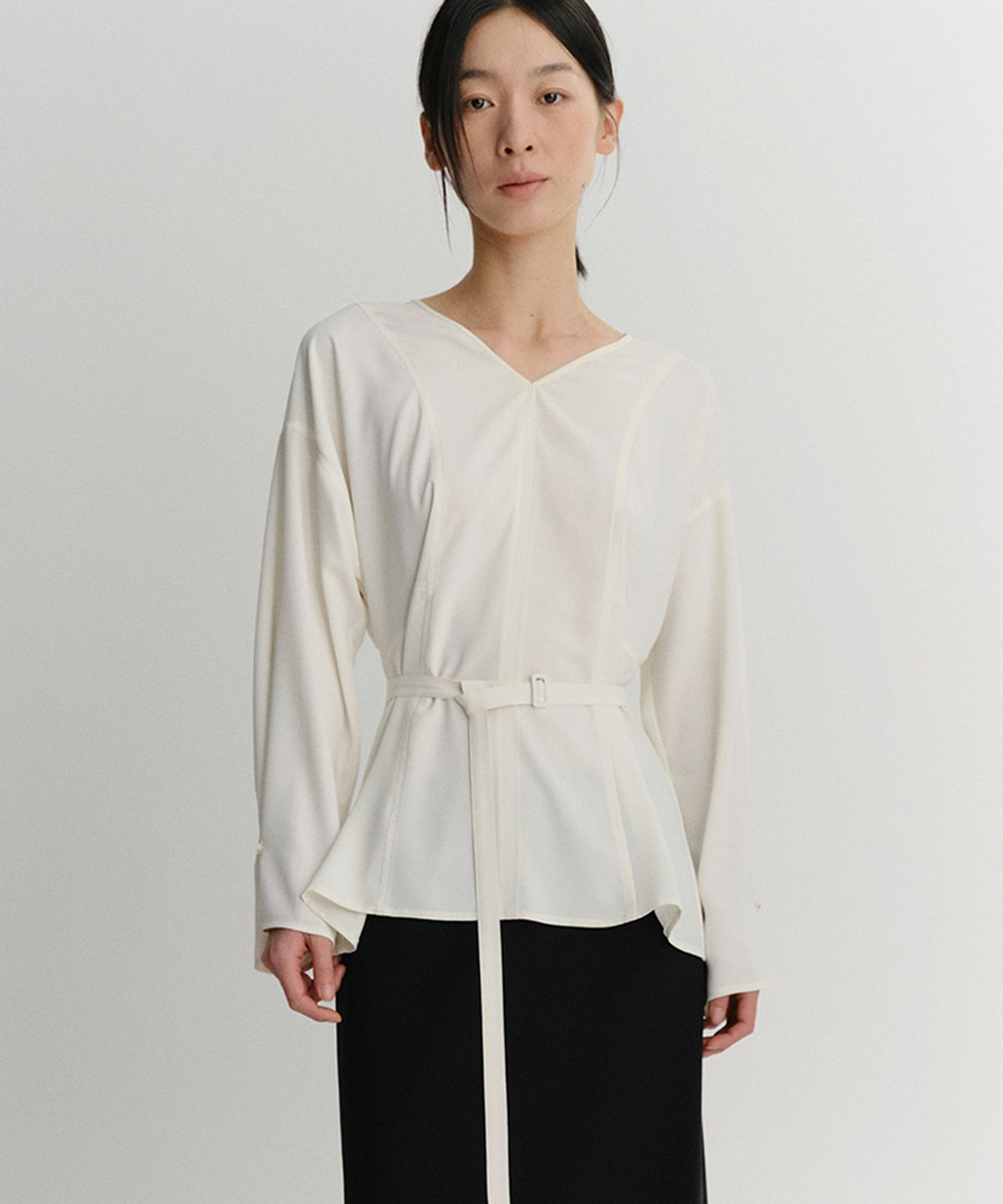 이아(EAAH) ROVE BELTED BLOUSE (IVORY)