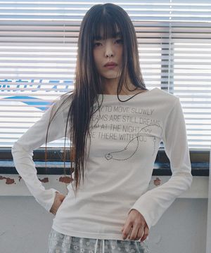 M 네크리스 그래픽 보트넥 롱슬리브 티셔츠 화이트