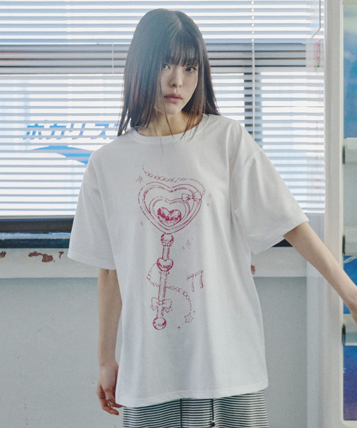 미헤브(MIHEV) 러블리 매직 완드 오버핏 반팔 티셔츠 화이트