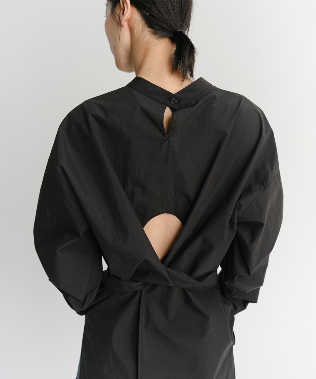 이아(EAAH) MILO TIE BACK SHIRT (BLACK)