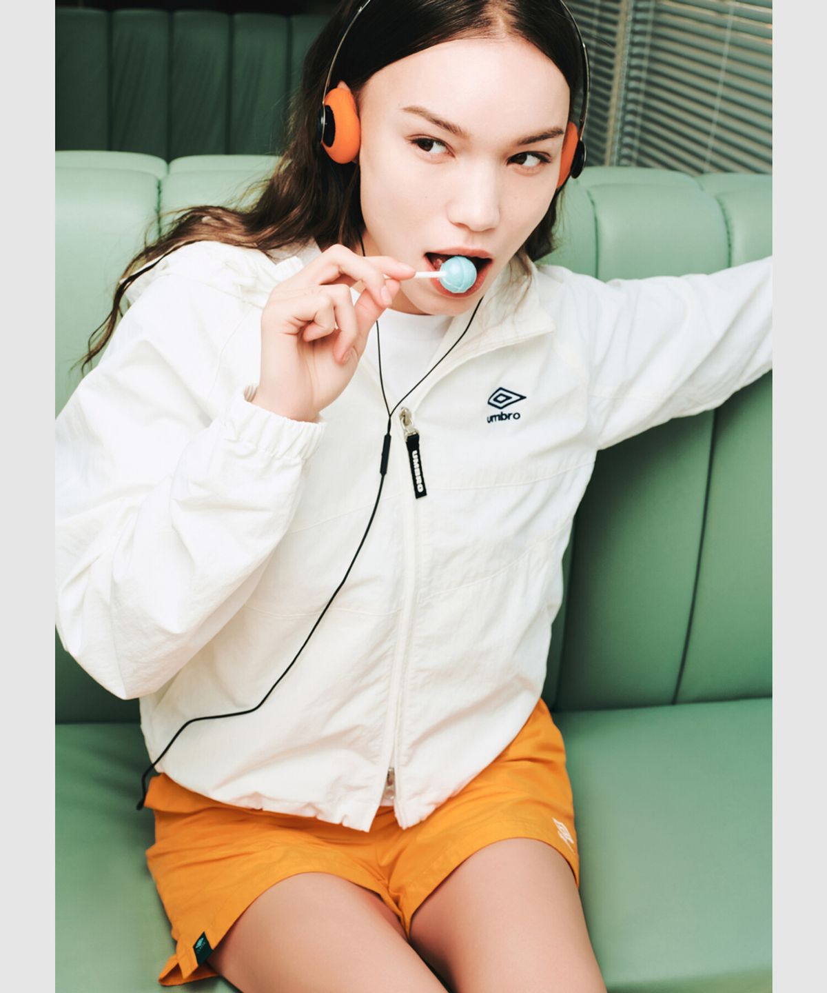엄브로(UMBRO) 클래식 우먼스 후드형 바람막이 집업 자켓 아이보리 UR122CJK32