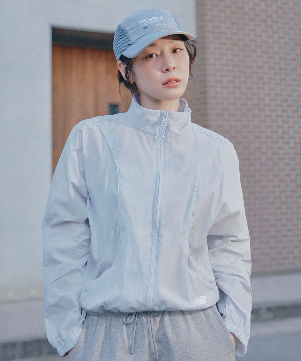 뉴발란스(NEW BALANCE) NBNAG2W412 / WOMEN 에센셜 경량 스탠넥 우븐자켓 (LIGHT BLUE)