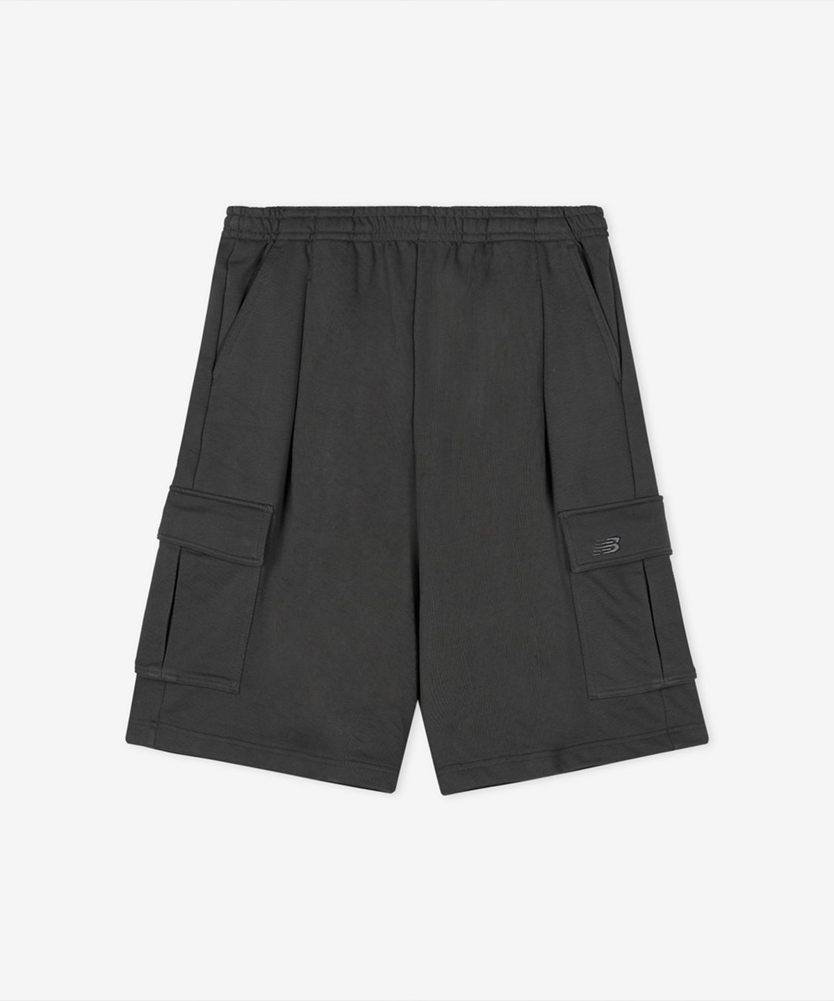 뉴발란스(NEW BALANCE) NBNVG21423 / UNI 에센셜 7부 카고 쇼츠 (CHARCOAL)