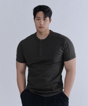 코튼 스판 절개 헨리넥 머슬핏 티셔츠 (2color)