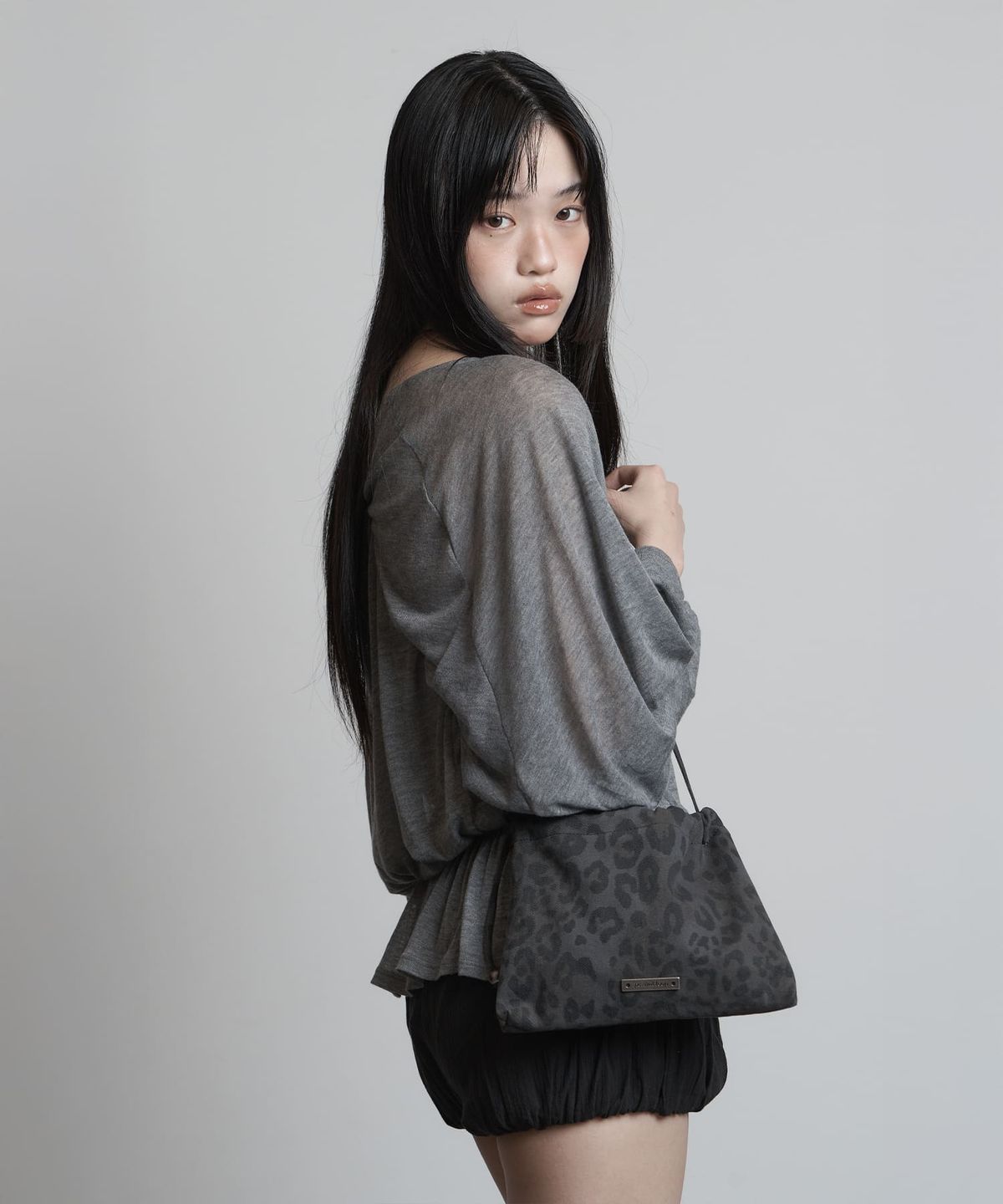 피넛루프(PEANUT LOOP) Leopard Pouch Bag Charcoal