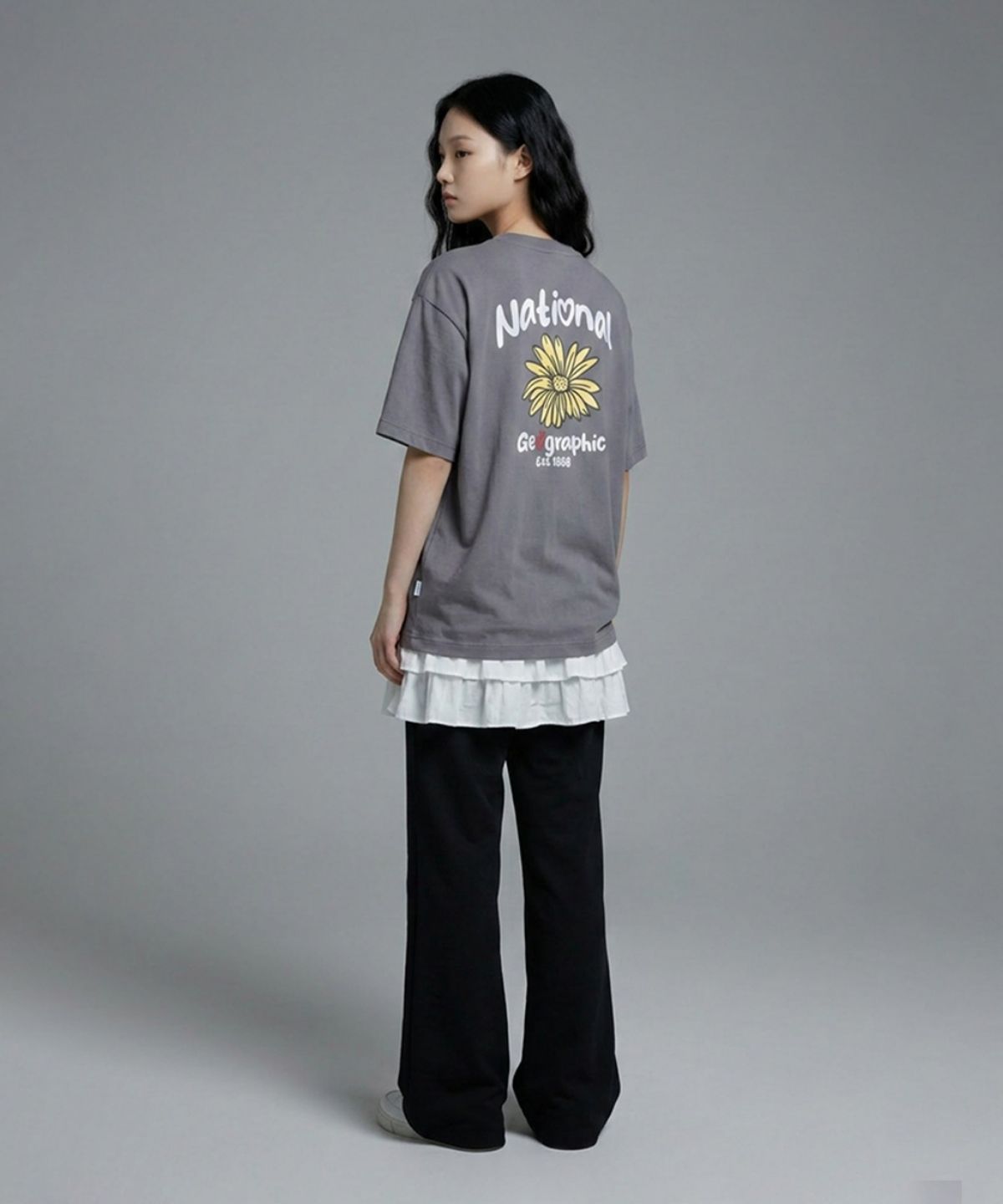 내셔널지오그래픽(NATIONALGEOGRAPHIC) N262UTS905 선플라워 그래픽 세미오버핏 반팔 티셔츠 STONE GREY