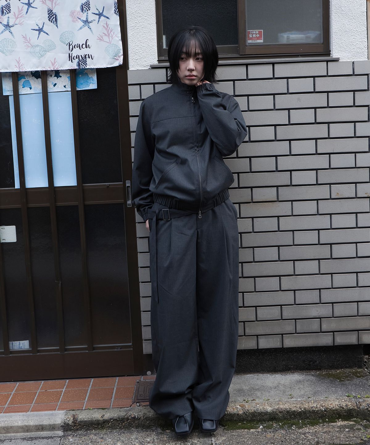 다이브인 우먼(DIVEIN WOMEN) BELTED FLARE STRIPE PANTS (CHARCOAL)