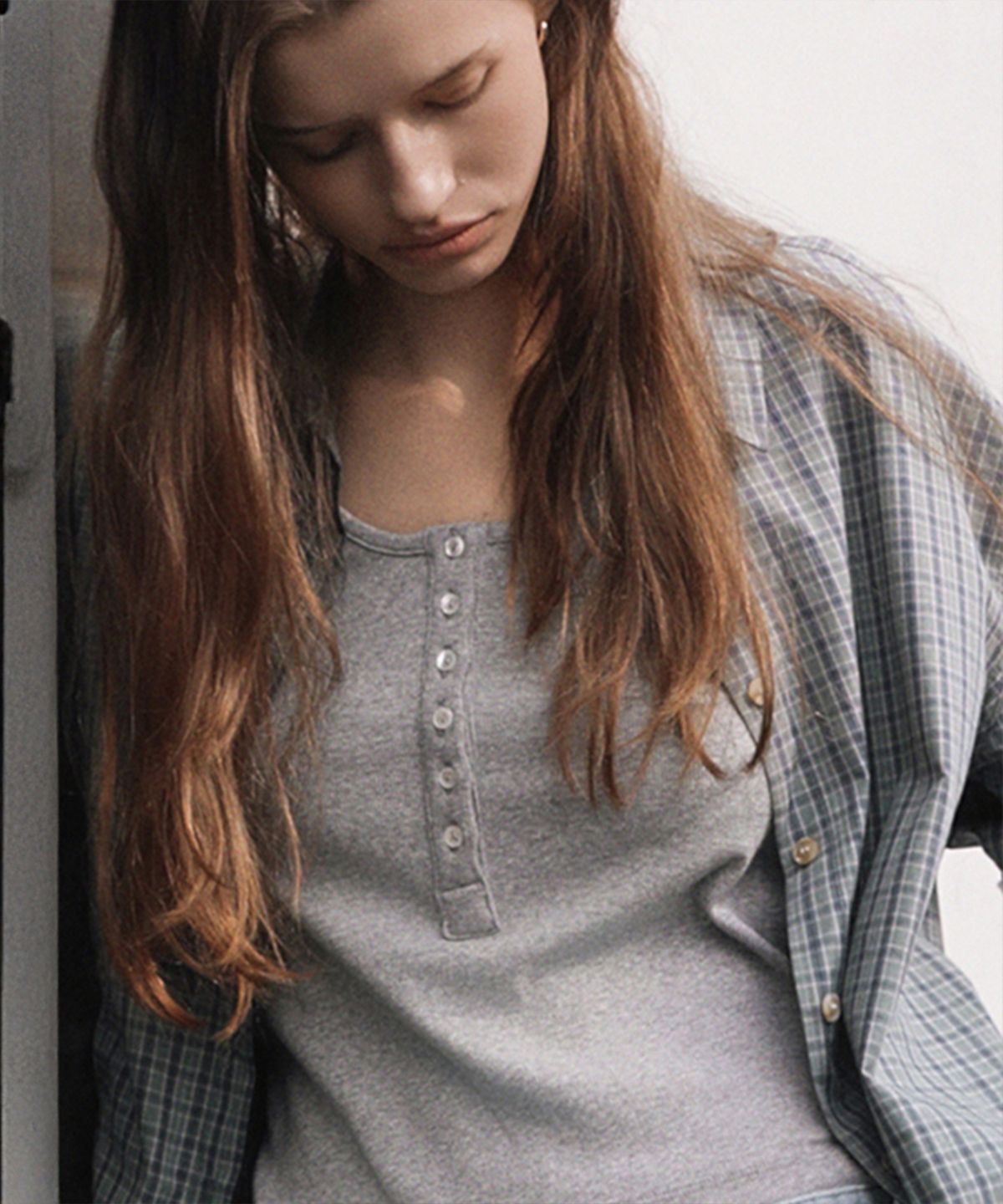 퀸스래빗(Q'SRB) Fine Ribbed Button Sleeveless Top