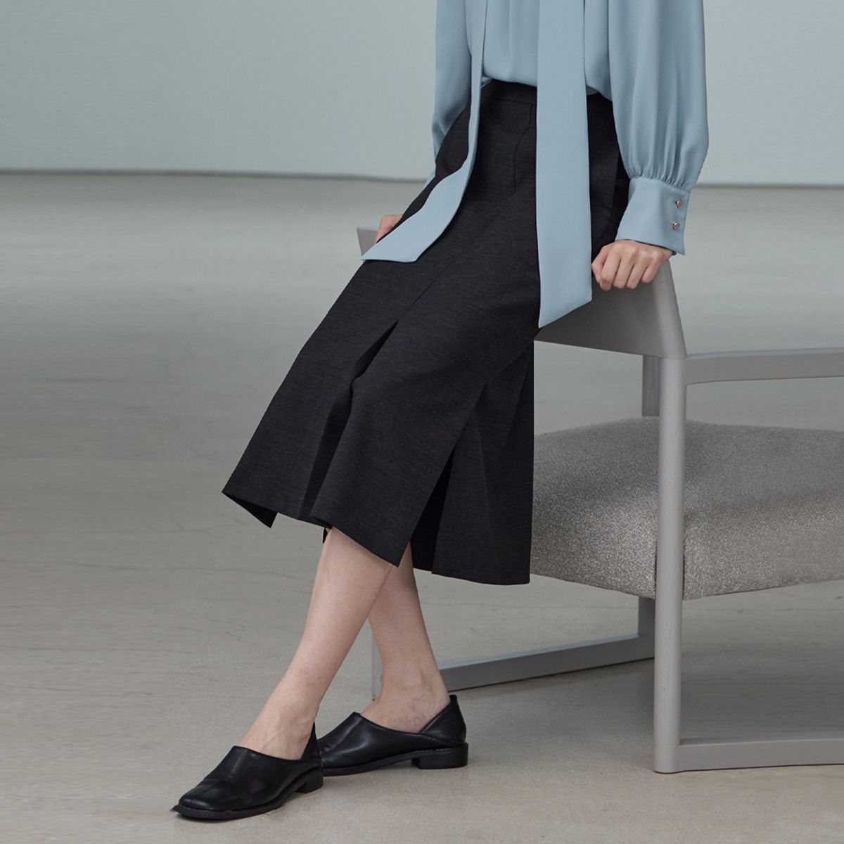 히이크(HYYK) Slim Midi Pocket Skirt_Dark Charcoal