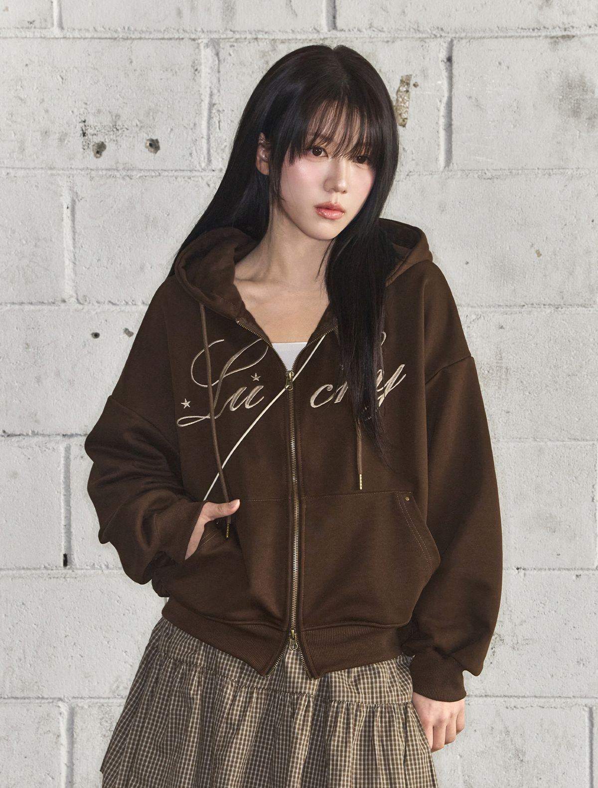 루프(LOOXP) 럭키 레터링 베이직 오버핏 후드집업 브라운
