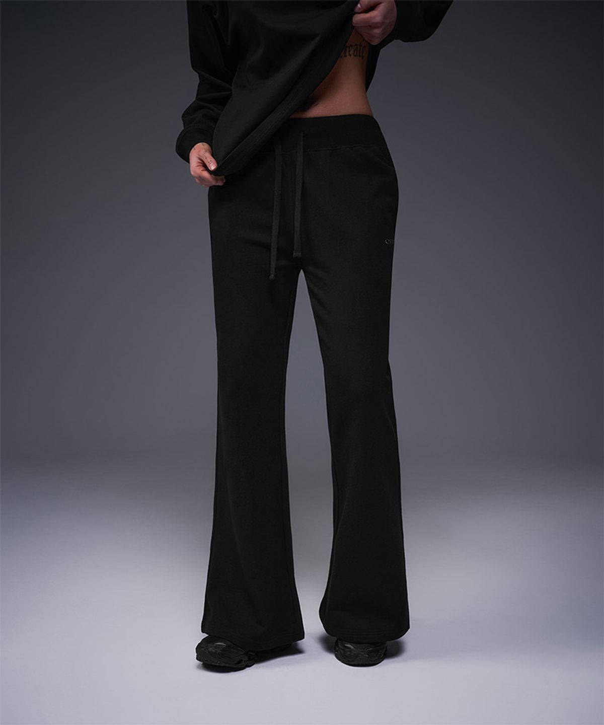 본투윈(BORN TO WIN) W SILVER B BOOTS CUT SWEAT PANTS [BLACK]