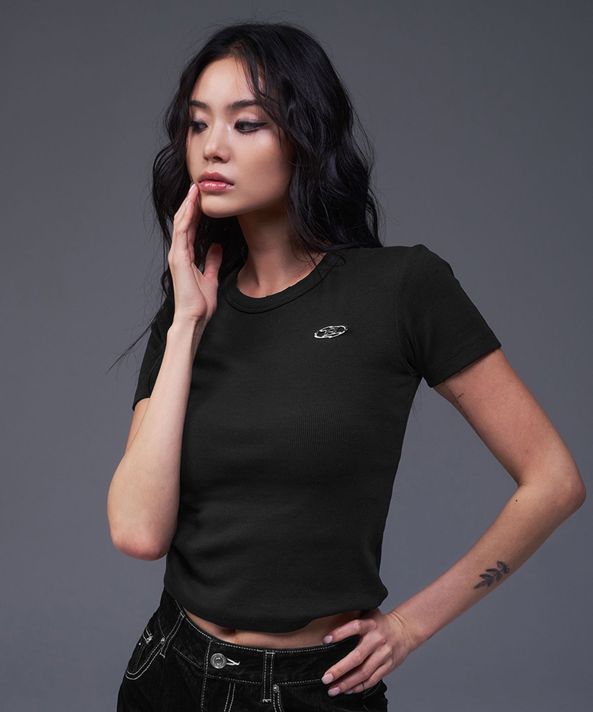 본투윈(BORN TO WIN) W B PENDANT RIBBED T-SHIRTS [BLACK]