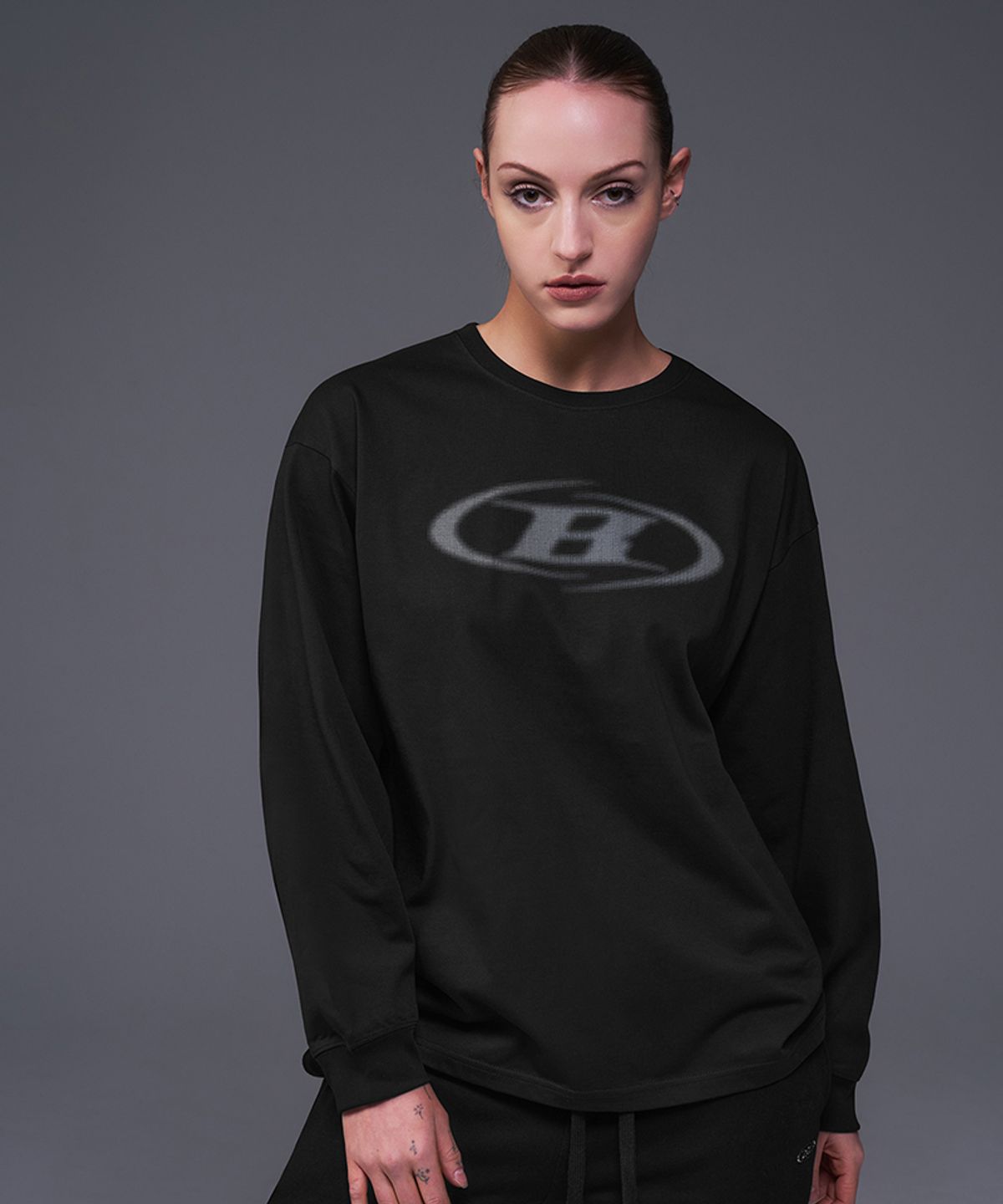 본투윈(BORN TO WIN) W HALFTONE LOGO OVER FIT LONG SLEEVE [BLACK]